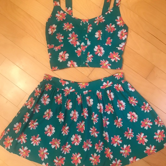 Floral Crop Top and Skirt Set - Picture 7 of 7
